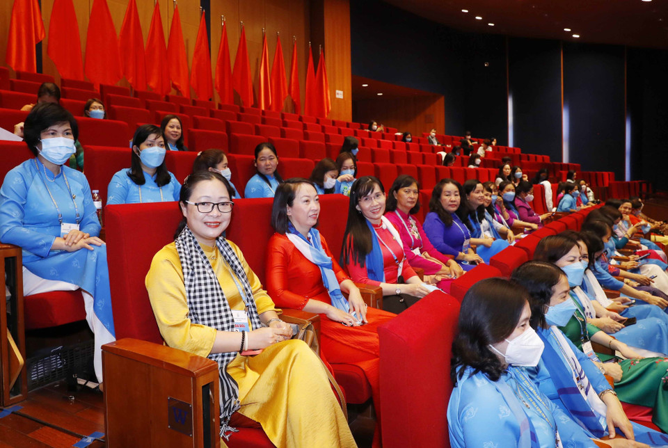 Đoàn đại biểu phụ nữ tỉnh Vĩnh Long dự phiên bế mạc Đại hội. (Ảnh: Phương Hoa/TTXVN)