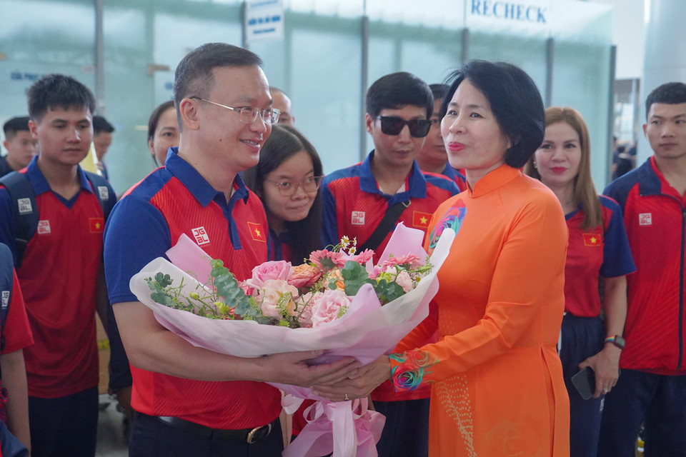 Phó Cục Trưởng Cục Thể dục Thể thao Lê Thị Hoàng Yến trao tặng bó hoa cho Trưởng Đoàn Nguyễn Hồng Minh, chúc Đoàn Thể thao Việt Nam đạt thành tích cao tại Asian Para Games 2023. (Ảnh: Việt Anh/Vietnam+)