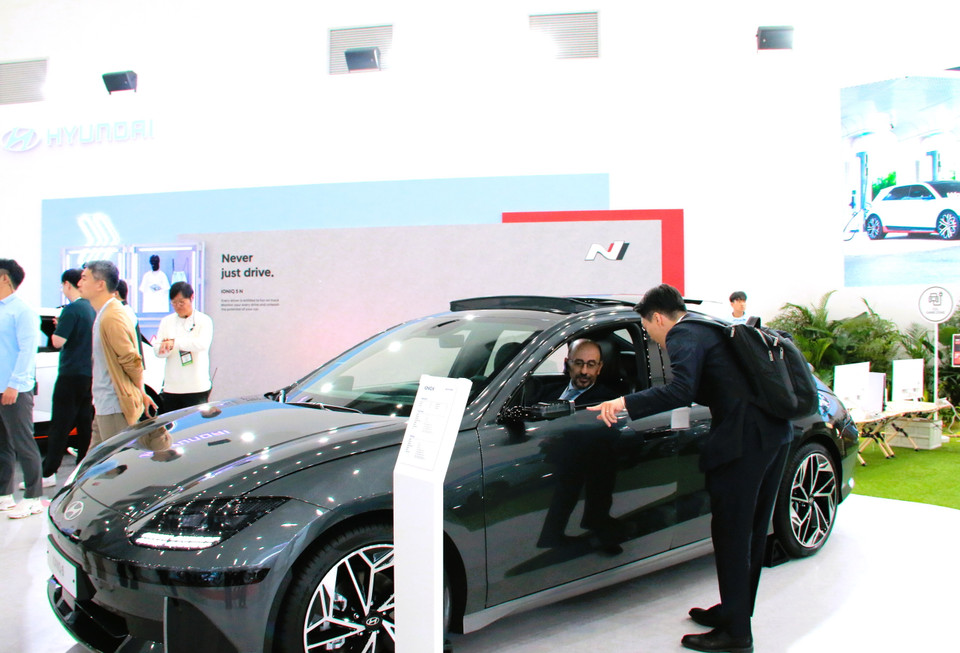 Khách thử xe Hyundai. (Ảnh: Khánh Vân/Vietnam+)