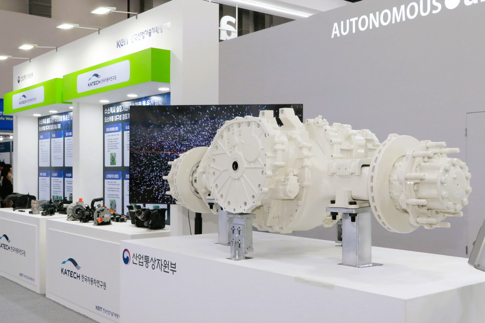 Các phụ tùng, linh kiện được giới thiệu tại DIFA 2023. (Ảnh: Khánh Vân/Vietnam+)