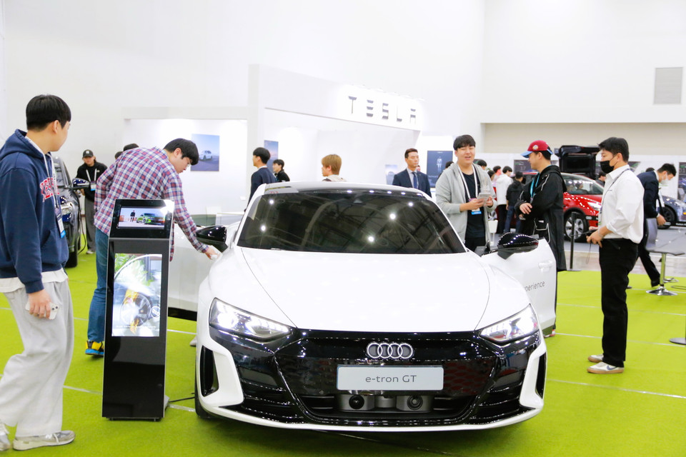 Xe của hãng Audi thu hút sự quan tâm của khách hàng. (Ảnh: Khánh Vân/Vietnam+)