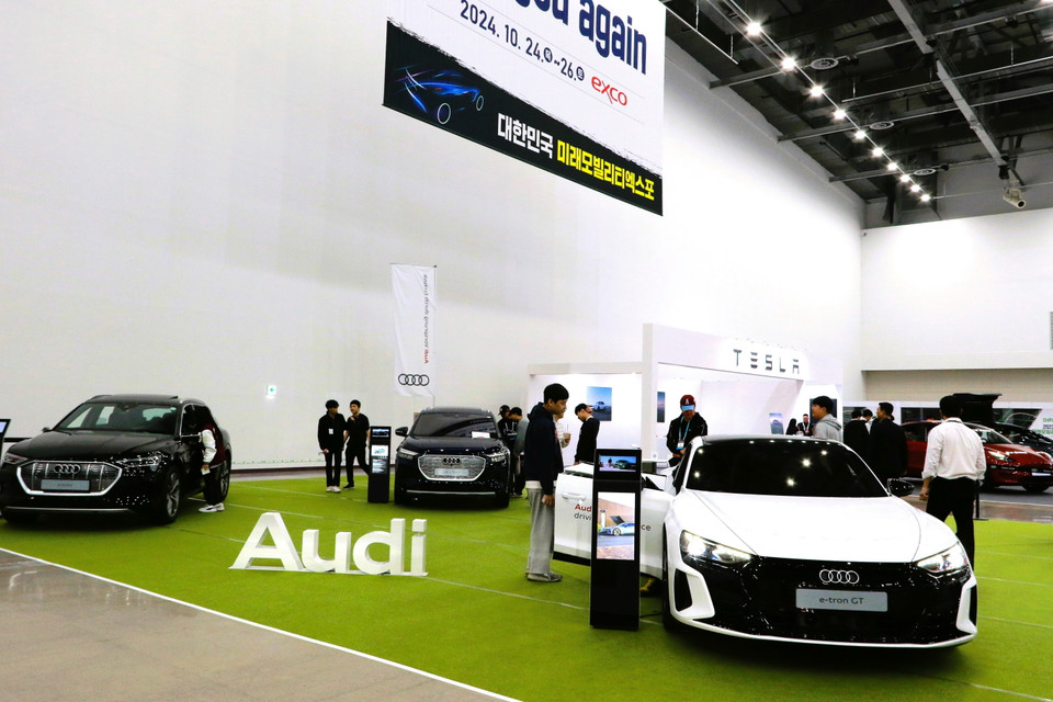 Khu trưng bày xe của hãng Audi. (Ảnh: Khánh Vân/Vietnam+)