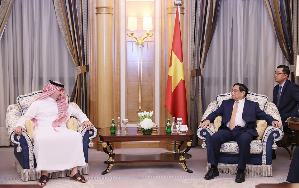 Thủ tướng Phạm Minh Chính tiếp tiến sỹ Ali Al Khatib, Phó Giám đốc điều hành, Đầu tư &amp; Danh mục đầu tư Tập đoàn Ajlan&amp;Bros Holding. (Ảnh: Dương Giang/TTXVN)