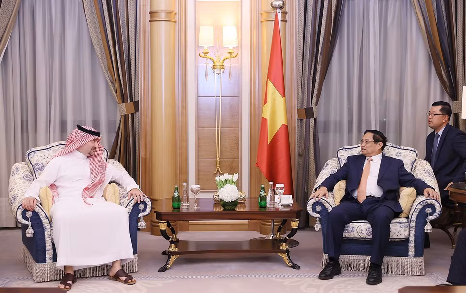 Thủ tướng Phạm Minh Chính tiếp tiến sỹ Ali Al Khatib, Phó Giám đốc điều hành, Đầu tư &amp; Danh mục đầu tư Tập đoàn Ajlan&amp;Bros Holding. (Ảnh: Dương Giang/TTXVN)