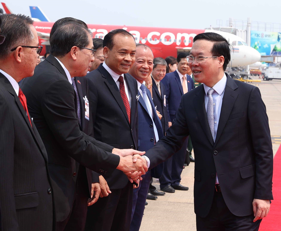 Các quan chức Lào tiễn Chủ tịch nước Võ Văn Thưởng tại Sân bay quốc tế Wattay ở Thủ đô Vientiane. (Ảnh: Thống Nhất/TTXVN)