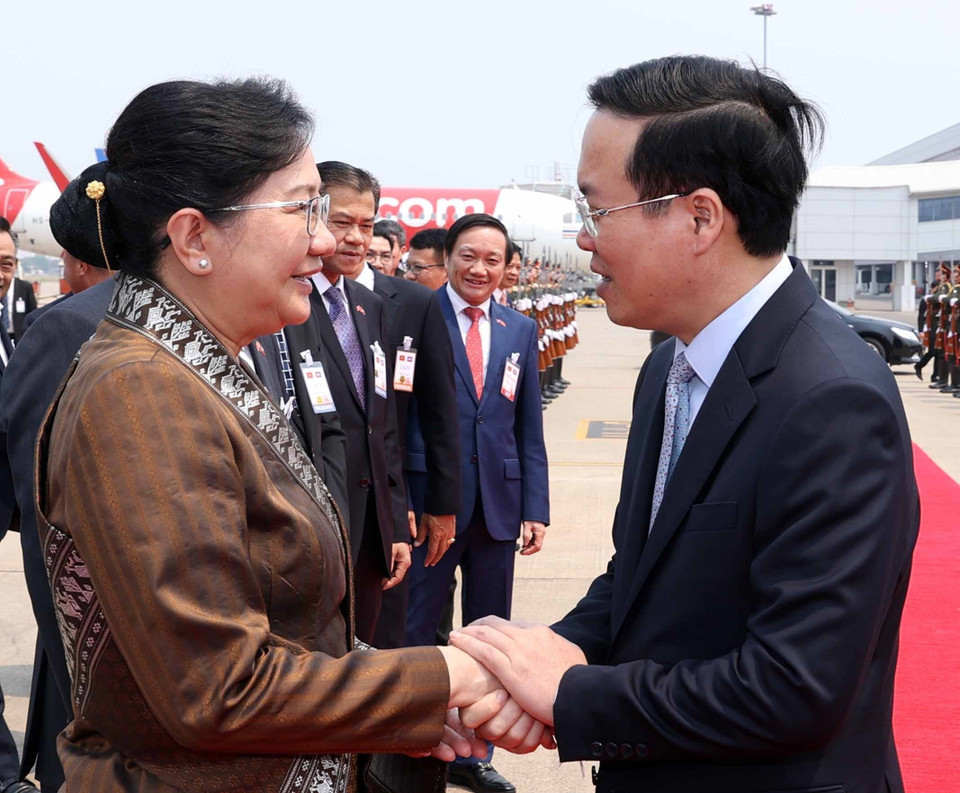 Các quan chức Lào tiễn Chủ tịch nước Võ Văn Thưởng tại Sân bay quốc tế Wattay ở thủ đô Vientiane. (Ảnh: Thống Nhất/TTXVN)