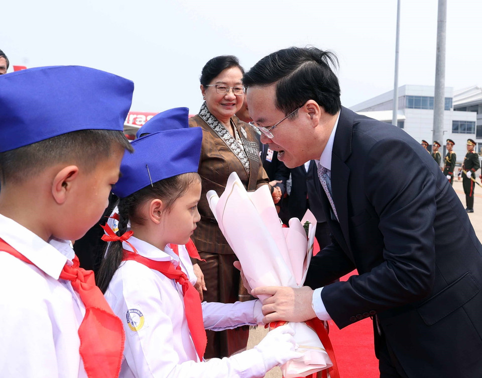 Thiếu nhi Lào ra tiễn Chủ tịch nước Võ Văn Thưởng tại Sân bay quốc tế Wattay ở thủ đô Vientiane. (Ảnh: Thống Nhất/TTXVN)