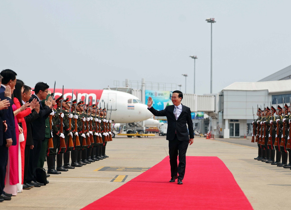 Cán bộ, nhân viên Đại sứ quán và đại diện cộng đồng người Việt Nam tại Lào cùng các quan chức Lào ra tiễn Chủ tịch nước Võ Văn Thưởng tại Sân bay quốc tế Wattay ở thủ đô Vientiane. (Ảnh: Thống Nhất/TTXVN)