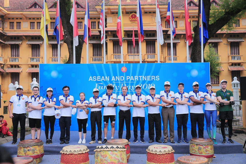 Thứ trưởng Bộ Ngoại giao Nguyễn Quốc Dũng với các đại sứ, đại diện đại sứ quán các nước và các đối tác của ASEAN dự Ngày Gia đình ASEAN 2019. (Ảnh: Lâm Khánh/TTXVN)