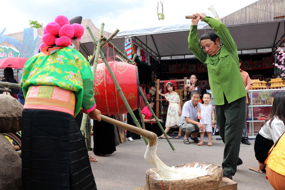Các nghệ nhân người Mông, tỉnh Sơn La trình diễn hoạt động giã bánh dày. (Ảnh: Hữu Quyết/TTXVN)