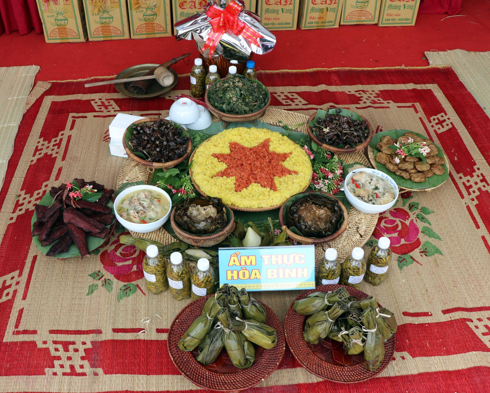 Mâm cỗ trong phần thi trình bày ẩm thực địa phương của tỉnh Hòa Bình. (Ảnh: Hữu Quyết/TTXVN)