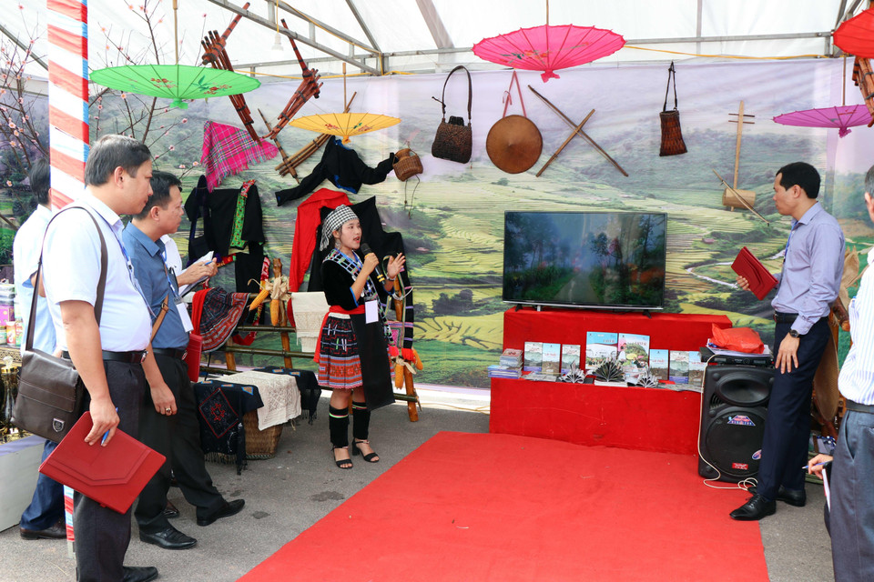 Các đại biểu nghe đại diện tỉnh Lai Châu thuyết minh, giới thiệu về những nét văn hóa đặc sắc của địa phương. (Ảnh: Hữu Quyết/TTXVN)