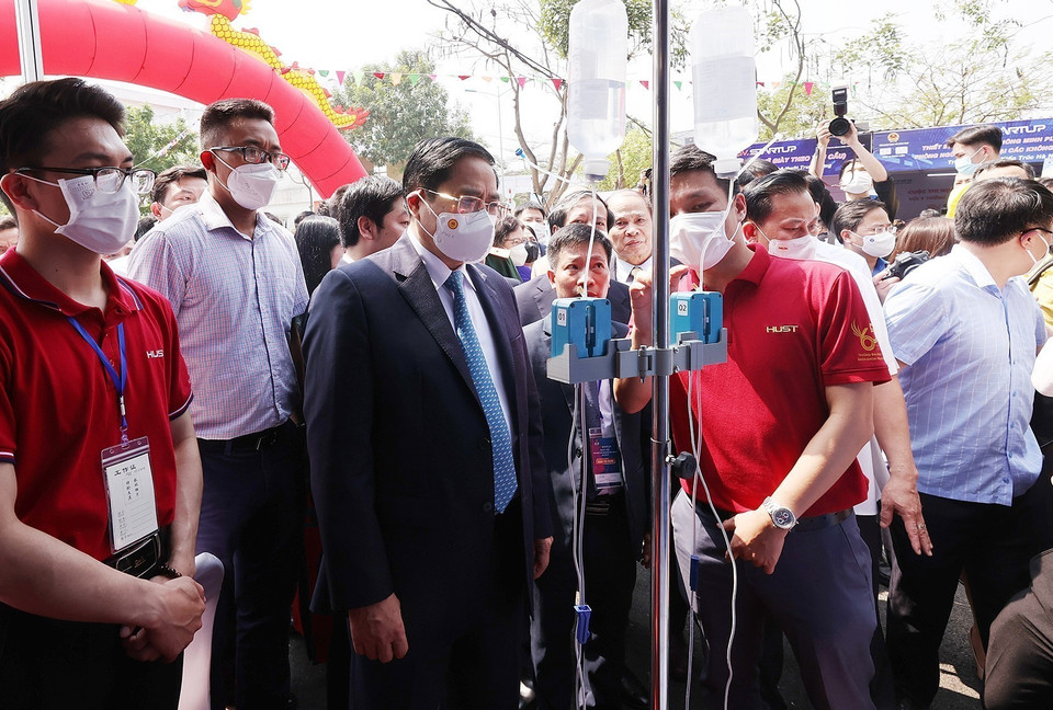 Thủ tướng Phạm Minh Chính tham quan trưng bày ý tưởng khởi nghiệp của học sinh, sinh viên. (Ảnh: Dương Giang/TTXVN)