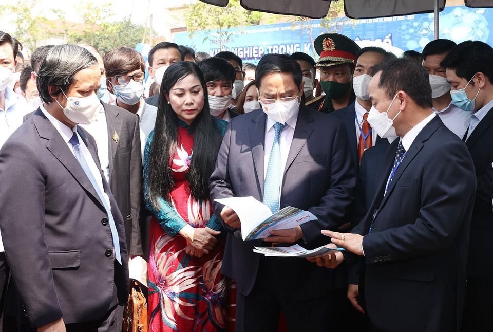 Thủ tướng Phạm Minh Chính tham quan trưng bày ý tưởng khởi nghiệp của học sinh, sinh viên. (Ảnh: Dương Giang/TTXVN)