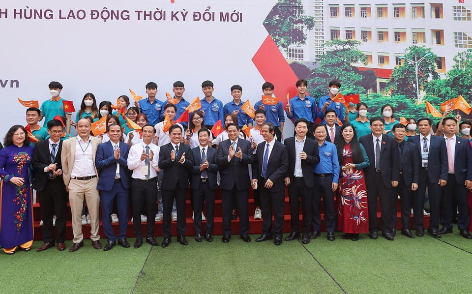 Thủ tướng Phạm Minh Chính với học sinh, sinh viên tại ngày hội. (Ảnh: Dương Giang/TTXVN)