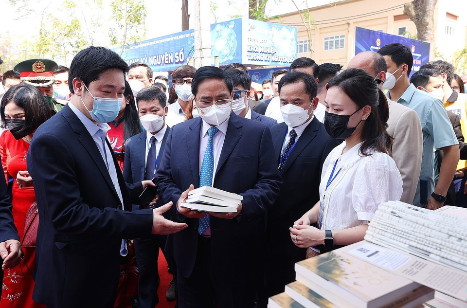 Thủ tướng Phạm Minh Chính tham quan trưng bày ý tưởng khởi nghiệp của học sinh, sinh viên. (Ảnh: Dương Giang/TTXVN)