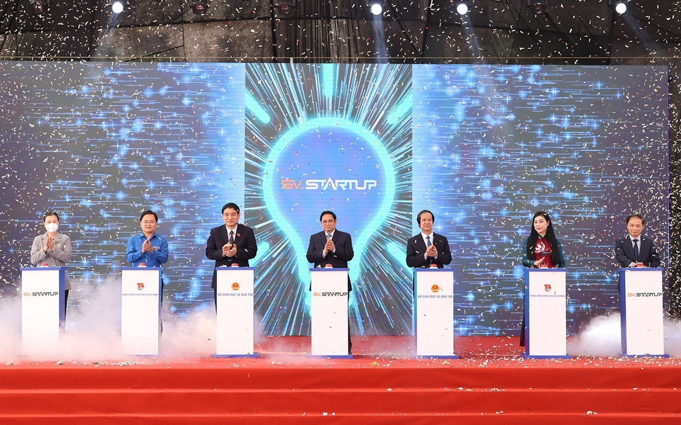 Thủ tướng Phạm Minh Chính và các đại biểu thực hiện nghi thức khai mạc Ngày hội Khởi nghiệp Quốc gia của học sinh, sinh viên lần thứ tư. (Ảnh: Dương Giang/TTXVN