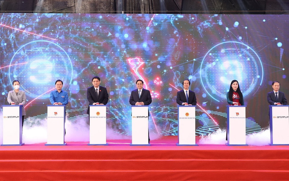 Thủ tướng Phạm Minh Chính và các đại biểu thực hiện nghi thức khai mạc Ngày hội Khởi nghiệp Quốc gia của học sinh, sinh viên lần thứ tư. (Ảnh: Dương Giang/TTXVN)