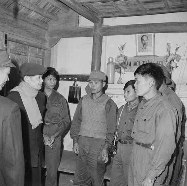 Đồng chí Lê Văn Lương, Bí thư Trung ương Đảng thăm, chúc Tết anh chị em thương binh điều dưỡng X, tỉnh Nam Hà (tháng 2/1970). (Ảnh: Vũ Tạo/TTXVN)