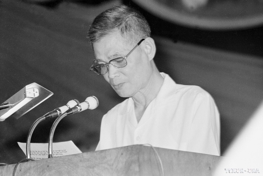 Đồng chí Lê Văn Lương, Ủy viên Bộ Chính trị, Bí thư Thành ủy Hà Nội đọc báo cáo chính trị tại Đại hội đại biểu lần thứ 7 (vòng 2) của Đảng bộ thành phố Hà Nội, ngày 25/5/1977. (Ảnh: Xuân Lâm/TTXVN)