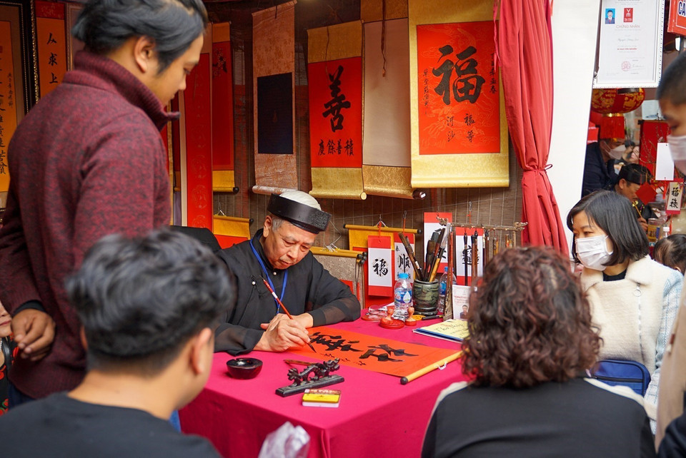 Đông đảo người dân xin chữ tại Hồ Văn-Văn Miếu Quốc Tử Giám vào ngày mùng 2 Tết. (Ảnh: Khánh Hòa/TTXVN)