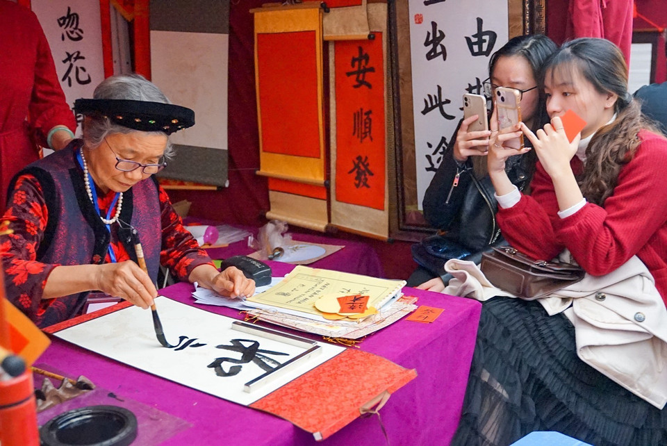 Ở Hội chữ Xuân Quý Mão 2023, ngoài các ông đồ quen, còn xuất hiện các 'bà đồ' với đường nét chữ uốn lượn. (Ảnh: Khánh Hòa/TTXVN)