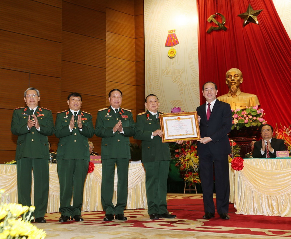 Chủ tịch nước Trần Đại Quang trao tặng Huân chương Lao động hạng Nhất cho Hội Cựu chiến binh Việt Nam. (Ảnh: Trí Dũng/TTXVN)