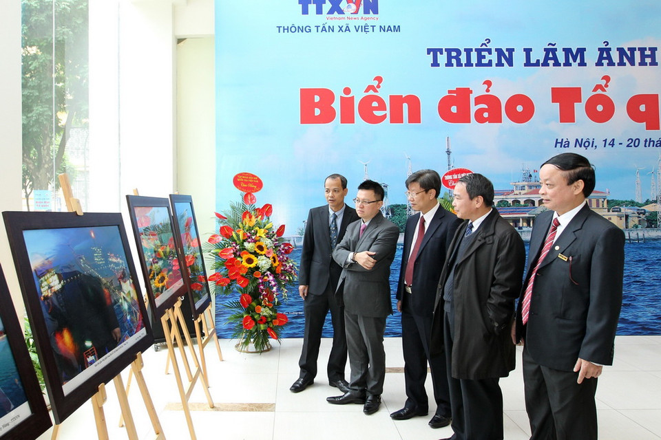 Các đại biểu tham quan triển lãm ảnh. (Ảnh: Quốc Khánh/TTXVN)