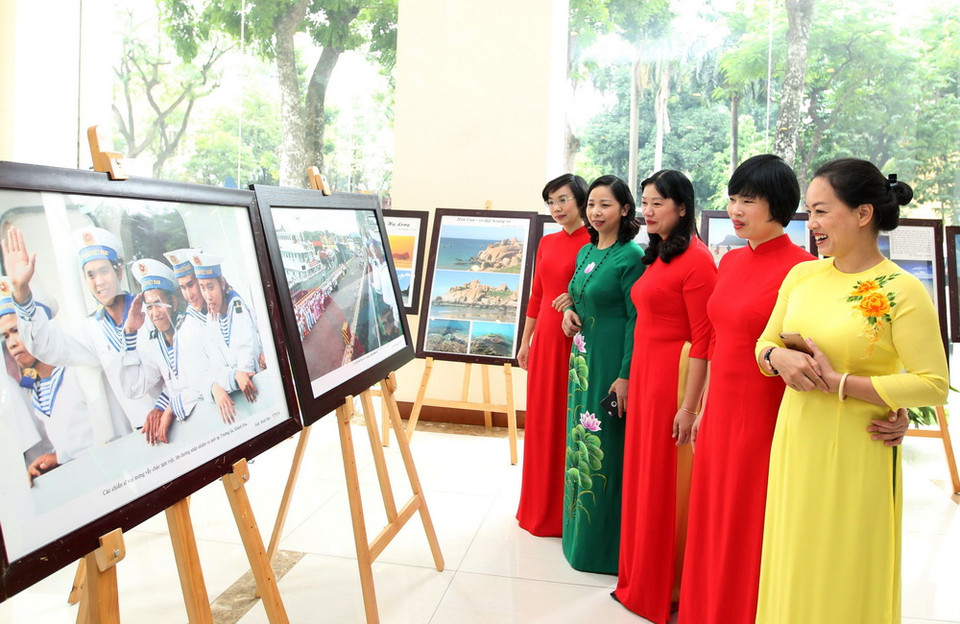 Triển lãm thu hút khách tham quan trong ngày khai mạc. (Ảnh: Quốc Khánh/TTXVN)