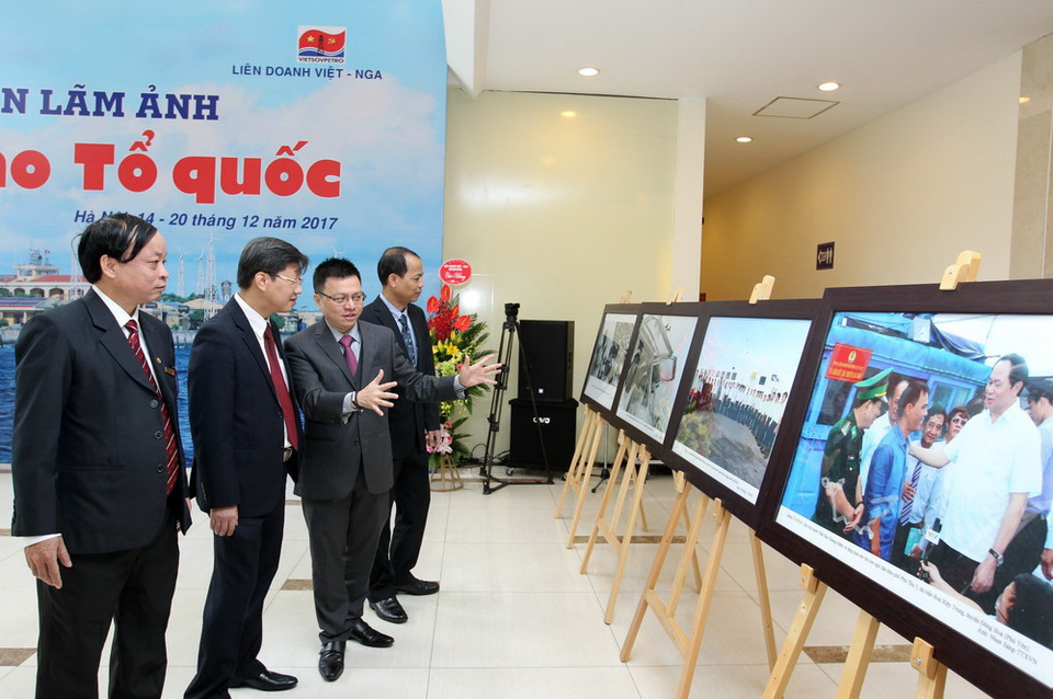 Các đại biểu tham quan triển lãm ảnh. (Ảnh: Quốc Khánh/TTXVN)