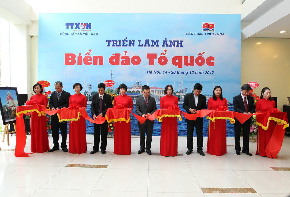 Lễ cắt băng khai mạc triển lãm. (Ảnh: Quốc Khánh/TTXVN)