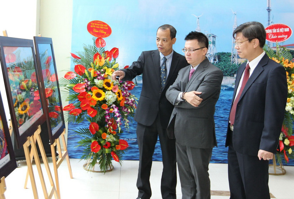 Các đại biểu tham quan triển lãm ảnh. (Ảnh: Quốc Khánh/TTXVN)