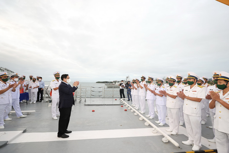 Thủ tướng Phạm Minh Chính động viên cán bộ, sỹ quan Lữ đoàn 162, Vùng 4 Hải quân. (Ảnh: Dương Giang/TTXVN)