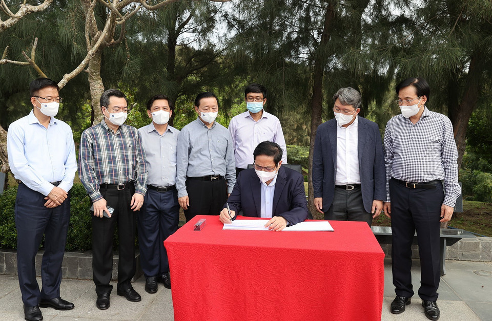 Thủ tướng Phạm Minh Chính viết lưu bút tại Khu tưởng niệm các chiến sỹ Gạc Ma. (Ảnh: Dương Giang/TTXVN)