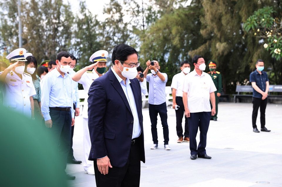 Thủ tướng Phạm Minh Chính dâng hương tại Khu tưởng niệm các chiến sỹ Gạc Ma. (Ảnh: Dương Giang/TTXVN)