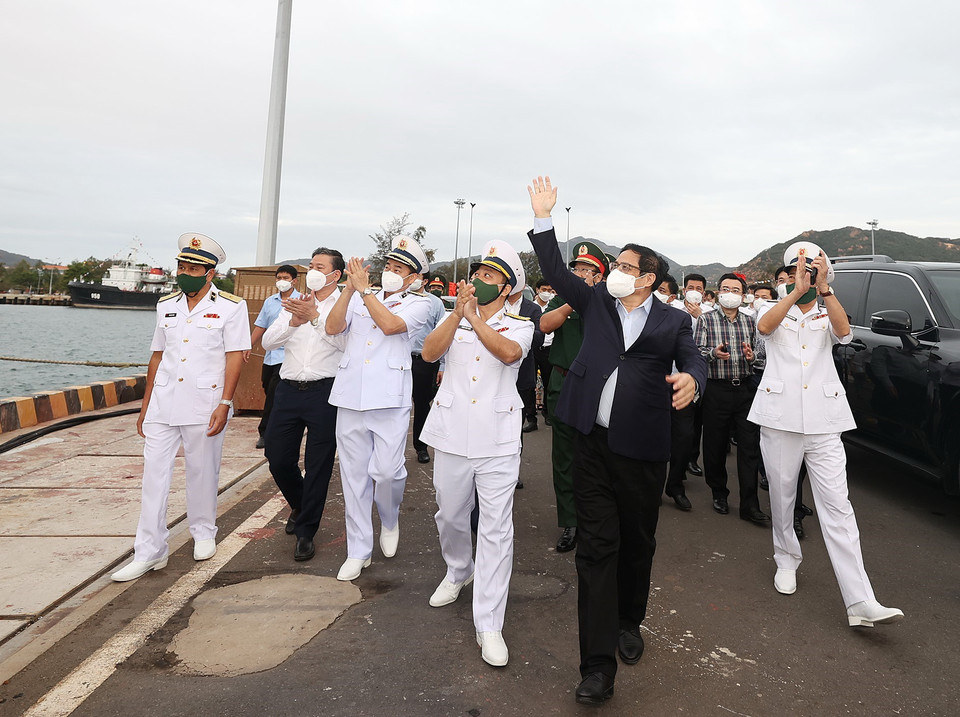 Thủ tướng Phạm Minh Chính đến thăm Lữ đoàn 162, Vùng 4 Hải quân. (Ảnh: Dương Giang/TTXVN)