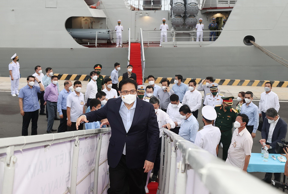 Thủ tướng Phạm Minh Chính đến thăm Lữ đoàn 162, Vùng 4 Hải quân. (Ảnh: Dương Giang/TTXVN)