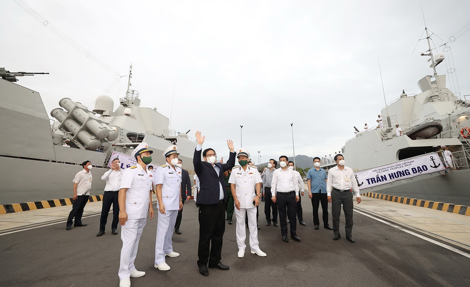 Thủ tướng Phạm Minh Chính đến thăm Lữ đoàn 162, Vùng 4 Hải quân. (Ảnh: Dương Giang/TTXVN)