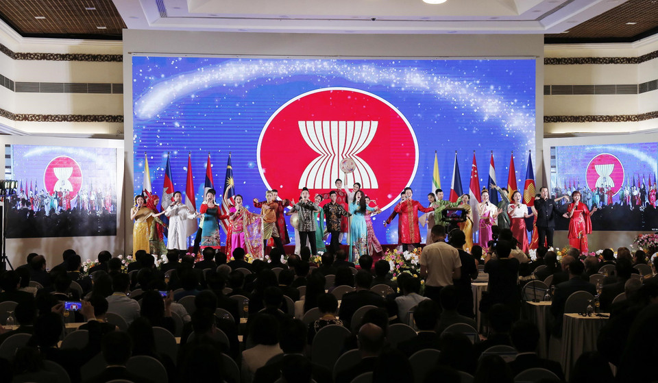 Lễ khai mạc Hội nghị Cấp cao ASEAN lần thứ 36 bắt đầu bằng tiết mục ASEAN ca chào mừng. (Ảnh: Hoàng Việt/TTXVN)