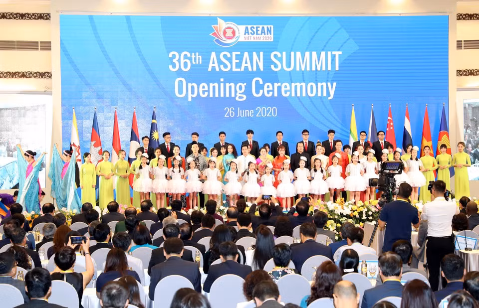 Nghi thức chào cờ ASEAN tại Lễ khai mạc Hội nghị Cấp cao ASEAN lần thứ 36. (Ảnh: Trọng Đức/TTXVN)