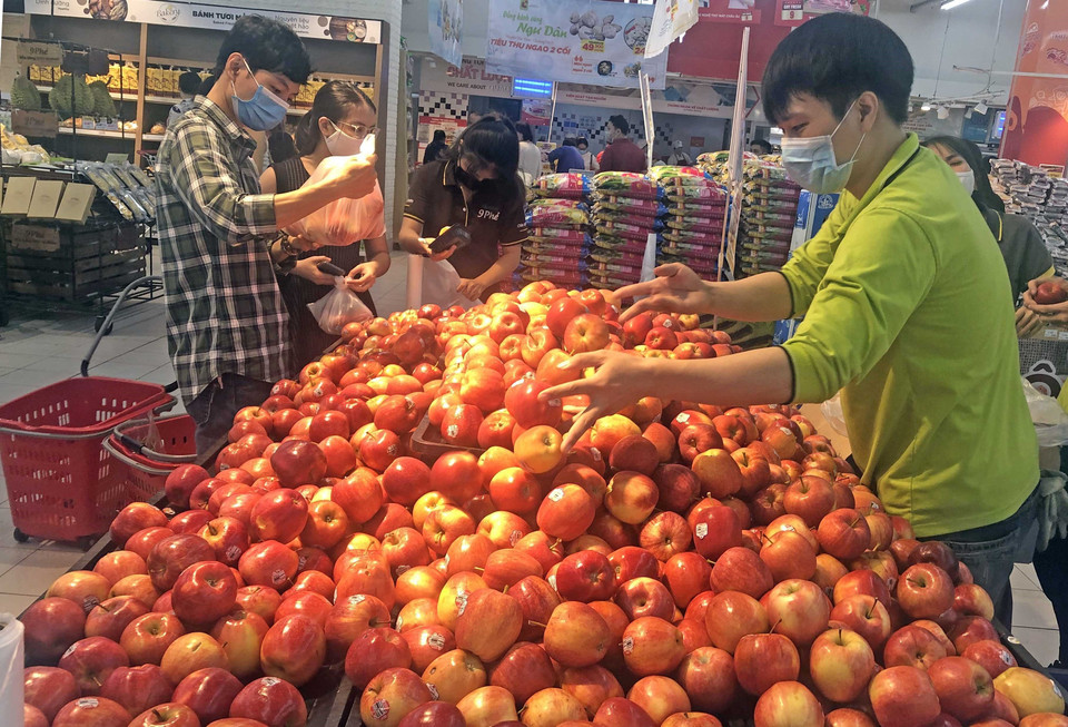 Khách hàng lựa chọn hàng tại siêu thị Big C Thăng Long. (Ảnh: Trần Việt/TTXVN)