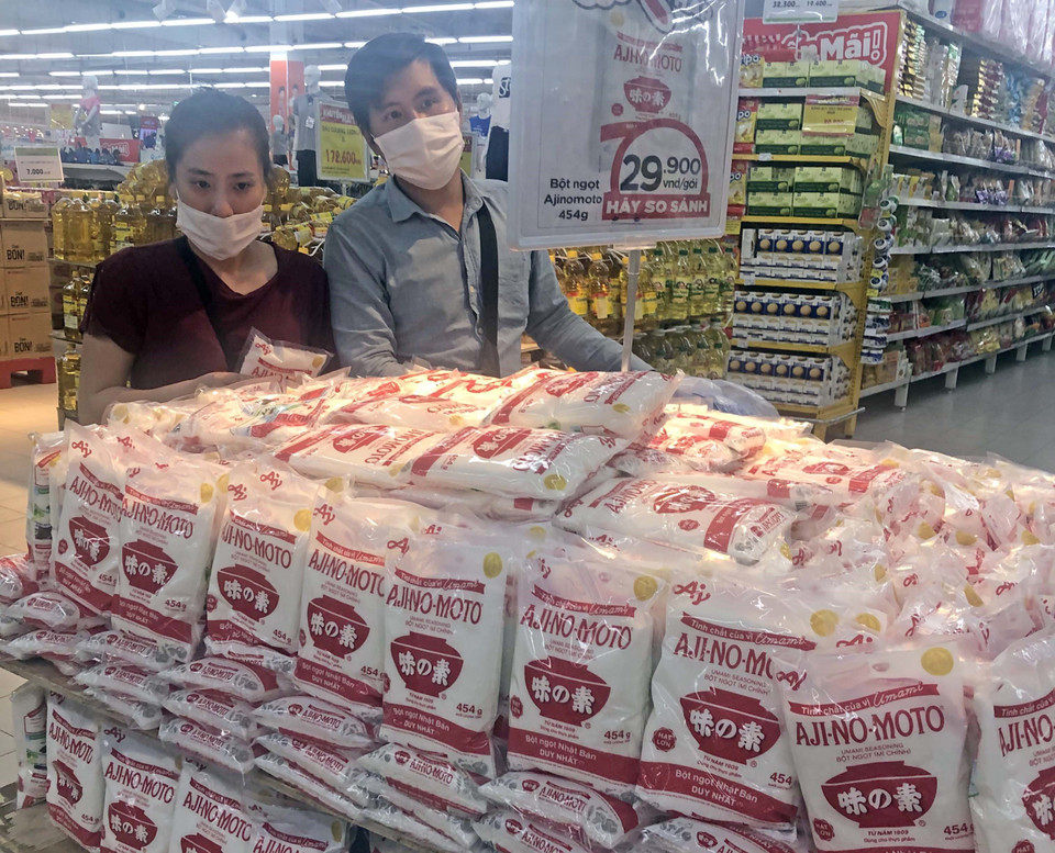 Khách hàng lựa chọn hàng tại siêu thị Big C Thăng Long. (Ảnh: Trần Việt/TTXVN)