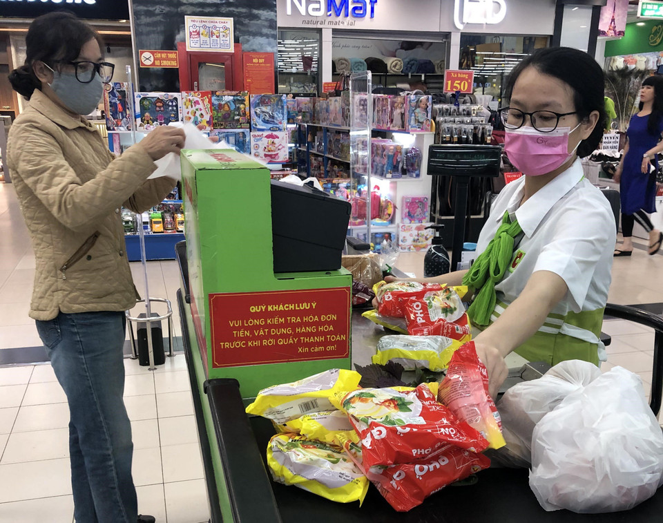 Mặc dù cuối tuần nhưng khách hàng mua sắm tại Siêu thị Big C Thăng Long không nhiều. (Ảnh: Trần Việt/TTXVN)