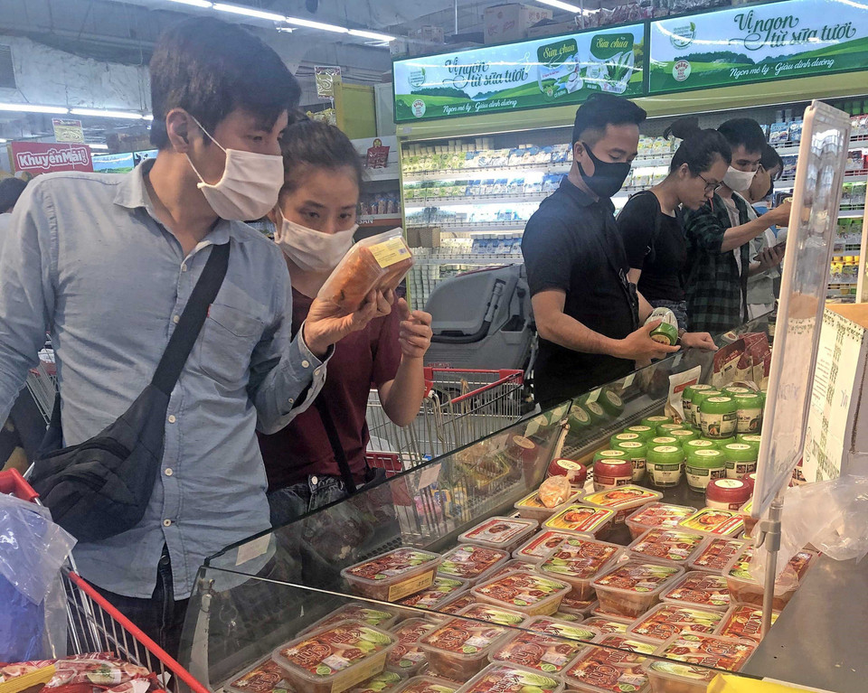 Khách hàng lựa chọn hàng tại siêu thị Big C Thăng Long. (Ảnh: Trần Việt/TTXVN)