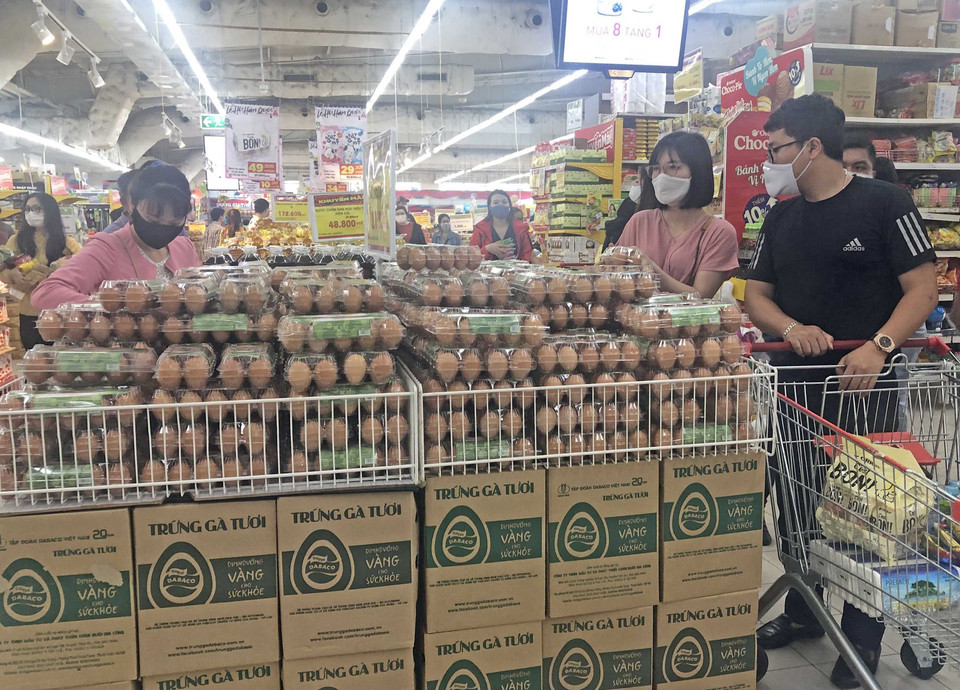 Khách hàng lựa chọn hàng tại siêu thị Big C Thăng Long. (Ảnh: Trần Việt/TTXVN)