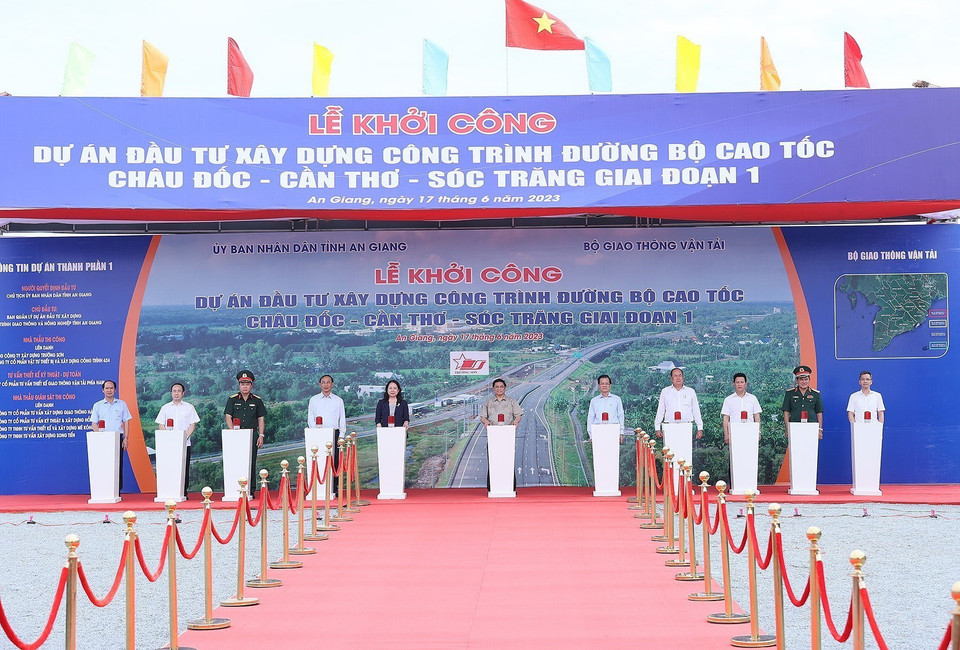 Thủ tướng Phạm Minh Chính và các đại biểu thực hiện nghi thức ấn nút khởi công tuyến Đường bộ Cao tốc Sóc Trăng-Cần Thơ-Châu Đốc giai đoạn 1. (Ảnh: Dương Giang/TTXVN)