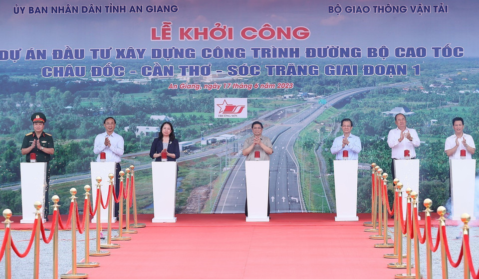 Thủ tướng Phạm Minh Chính và các đại biểu thực hiện nghi thức ấn nút khởi công tuyến Đường bộ Cao tốc Sóc Trăng-Cần Thơ-Châu Đốc giai đoạn 1. (Ảnh: Dương Giang/TTXVN)