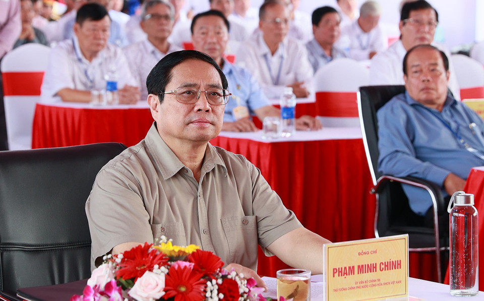 Thủ tướng Phạm Minh Chính dự lễ khởi công tuyến Đường bộ Cao tốc Sóc Trăng-Cần Thơ-Châu Đốc tại điểm cầu An Giang. (Ảnh: Dương Giang/TTXVN)