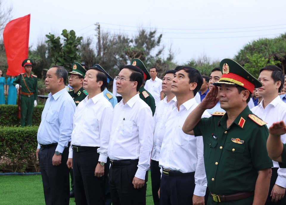 Chủ tịch nước Võ Văn Thưởng và các đại biểu thực hiện nghi thức chào cờ tại cột cờ Phú Quý. (Ảnh: Thống Nhất/TTXVN)