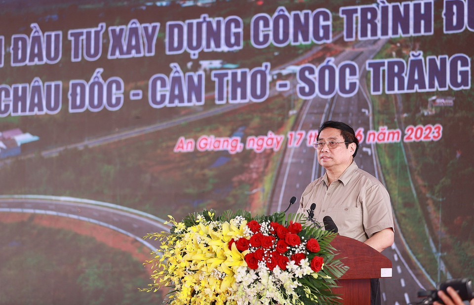 Thủ tướng Phạm Minh Chính phát lệnh khởi công Dự án tuyến Đường bộ Cao tốc Sóc Trăng-Cần Thơ-Châu Đốc giai đoạn 1. (Ảnh: Dương Giang/TTXVN)